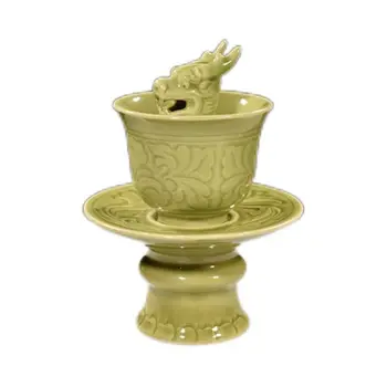 Старинные керамические чайные чашки и заварочные чайники в старинных стилях, таких как 