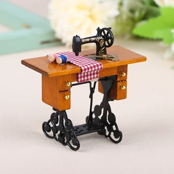 Миниатюрная мебель для кукольного домика 1шт Деревянная швейная машинка с нитками Ножницы Модельные аксессуары Имитационная швейная машинка