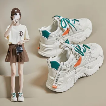 Осенью 2023 года увеличена корейская версия новой спортивной обуви для студенток Daddy Shoes на платформе для отдыха.